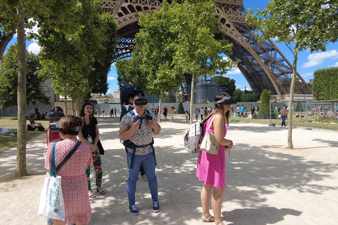 Virtual Reality Guided Tour at the Eiffel Tower - Live commentary keeps the tech from feeling cold
