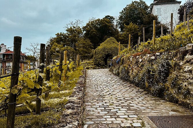 Walking Tour in Montmartre with a guide - Stop 1: Le mur des je t’aime and instant Paris romance