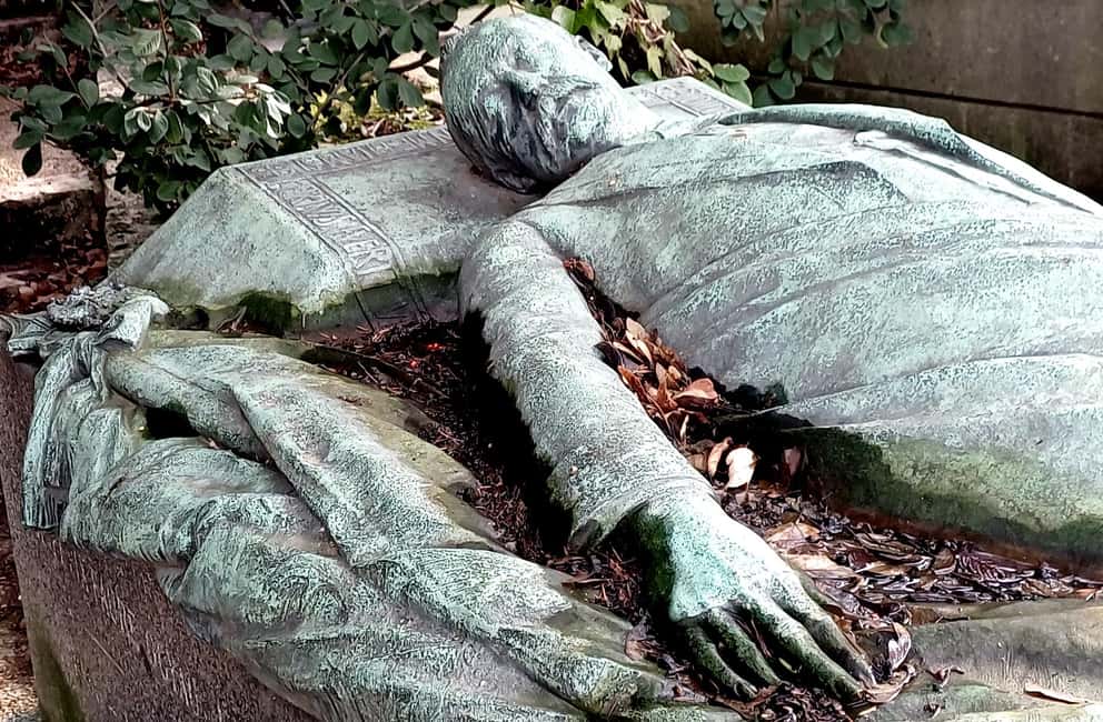 Who Killed Victor ? Escape Game at Père Lachaise Cemetery - Entering the Whodunit at Père Lachaise’s Main Gate