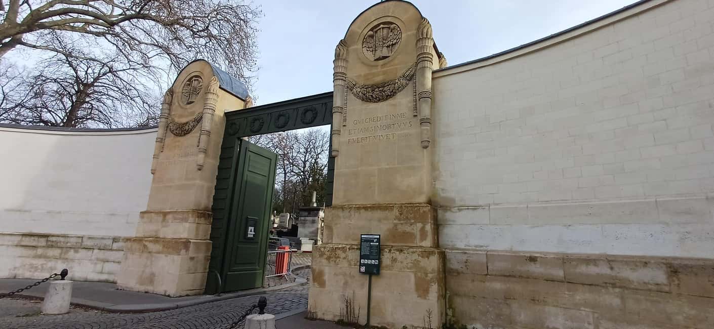 Who Killed Victor ? Escape Game at Père Lachaise Cemetery - How the Mystery Tour Works: Riddles, Orientation, and Group Logic