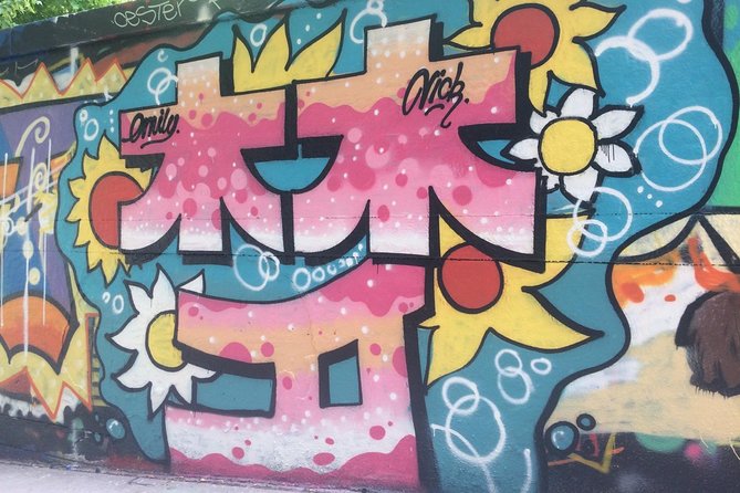 Workshop Graffiti Mural - Group Size Reality: Small-Group Promise vs. Real-World Flow