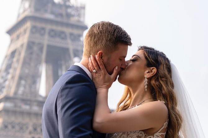 Your best pictures in Paris 1h Private photoshoot - Great for Couples, Proposals, Families, and Multi-Generation Photos