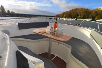 Your Private boat Captain Guide Explore Historical Paris - Getting Onboard: Port de Javel Haut and a Tight 1.5-Hour Window