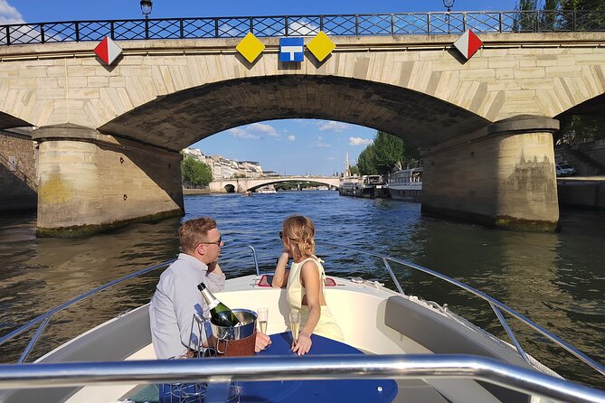 Your Private boat Captain Guide Explore Historical Paris - The First Stone Bridge Project and Île de la Cité: Where Paris Started