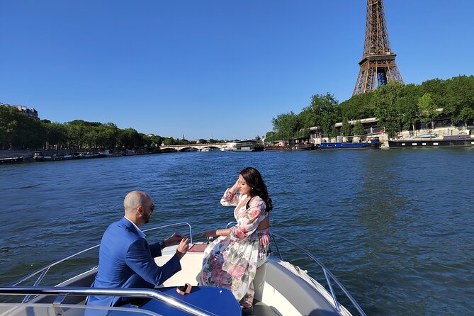 Your Private boat Captain Guide Explore Historical Paris - Saint Louis Island: Old Paris Mood and Berthillon-Style Stops